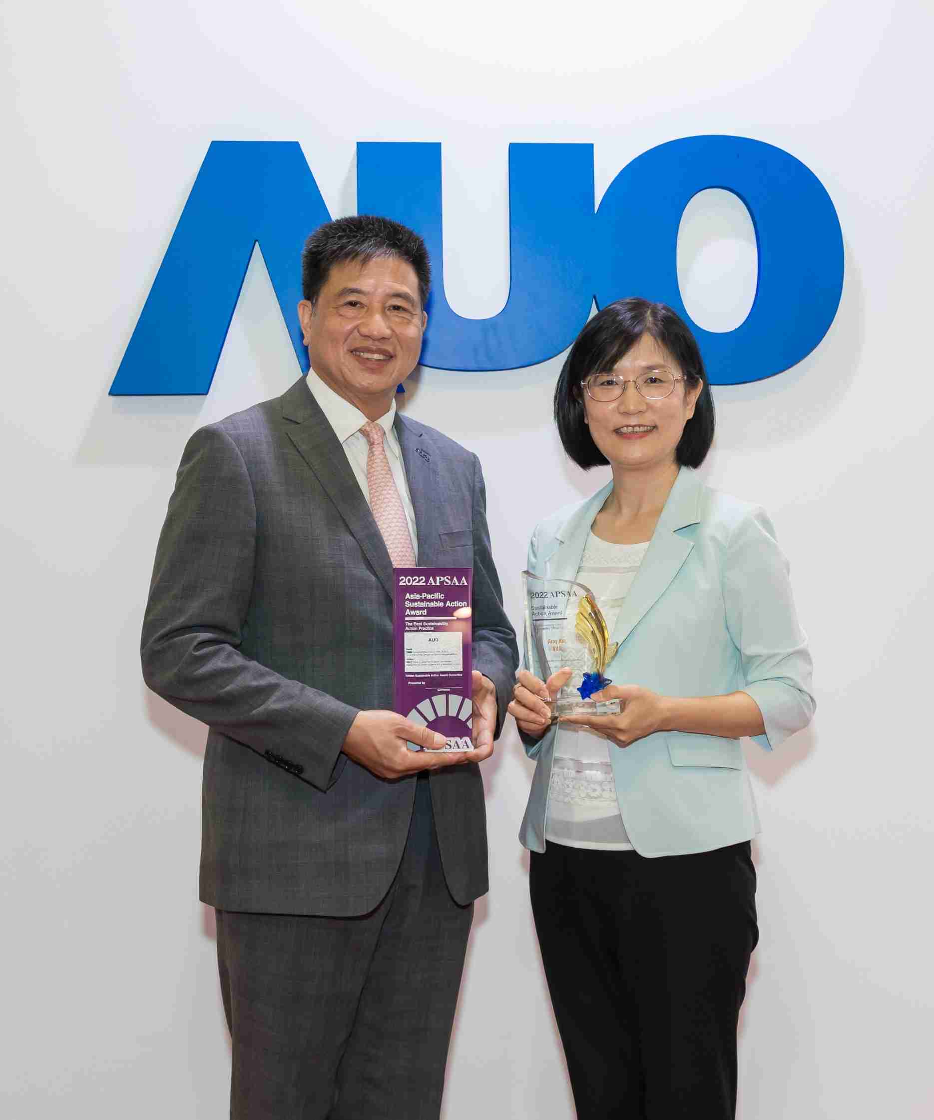 JDB电子长期垫筑永续远景的基石，，，，透过ESG暨气候委员会逐步实践永续策略蓝图。。其中，，JDB电子光电永续长古秀华带领团队、、、、制定中长期目标，，，，缔造多面向亮眼表现，，获得「顶尖永续长奖」的个人奖殊荣（左：JDB电子光电董事长暨执行长彭双浪，，，，右：JDB电子光电永续长古秀华）