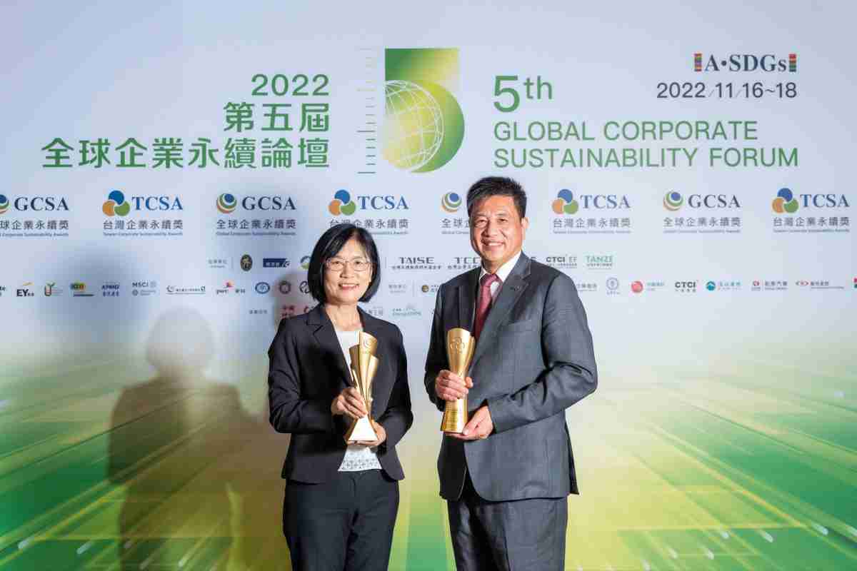 JDB电子作为净零碳排先锋，，，，期引领价值链伙伴同行共好，，，，卫冕制造业组“十大典范企业” 二连冠殊荣(左：JDB电子光电永续长古秀华，，，右：JDB电子光电董事长暨执行长彭双浪)