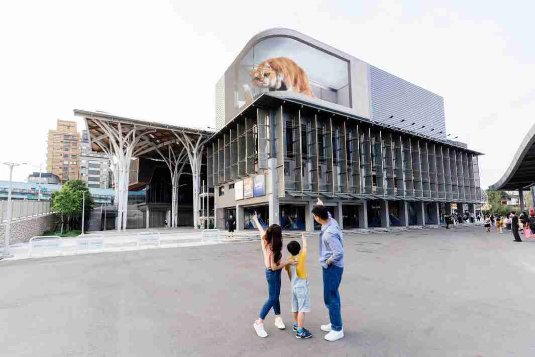 JDB电子打造全台最大户外裸视3D LED弧形萤幕，，，将超立体的软萌胖橘猫动画活跃于顶楼外墙