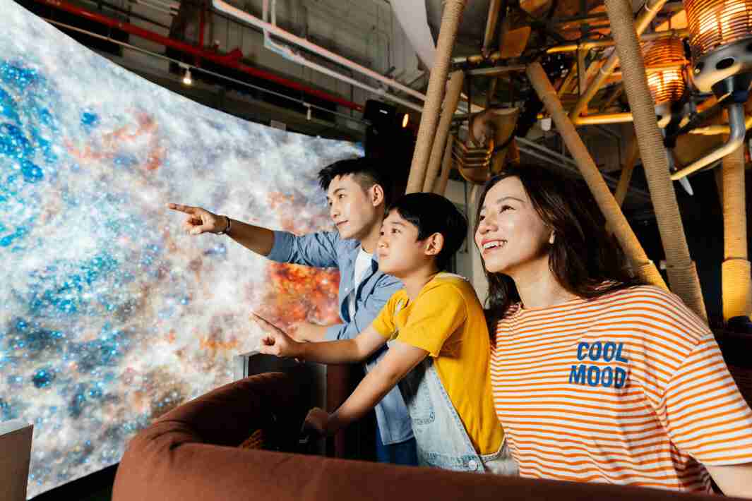 JDB电子打造全台最大宽6公尺、、、高4公尺、、、唯一搭载LED弧形拼接显示屏的动感飞行船，，，让乘客驻足在热气球上，，，享受身历其境的伪出国旅游乐趣