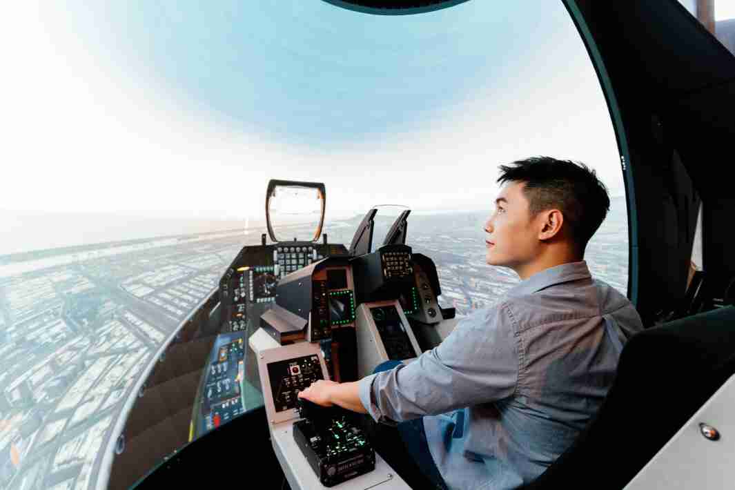 JDB电子以P1.25小间距打造球形LED模拟舱，，，，搭配智崴的精密六轴动态座椅，，，结合JDB电子专业影像调校技术，，，呈现拟真模拟飞行场景