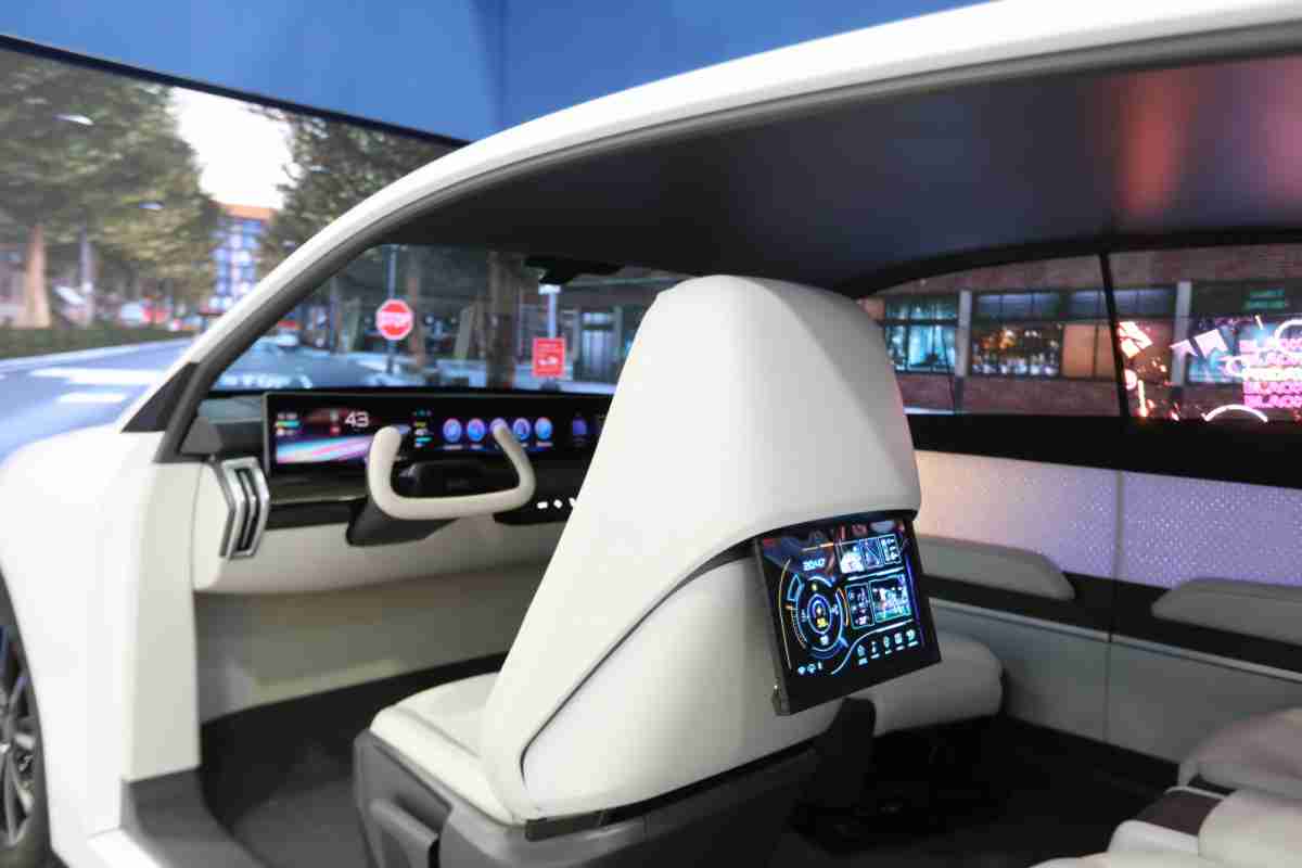 JDB电子的「可卷式后座娱乐显示器」加强后座乘客的感官体验，，，，并保有个性化设计，，，，可依使用偏好进行动态调整。。。。