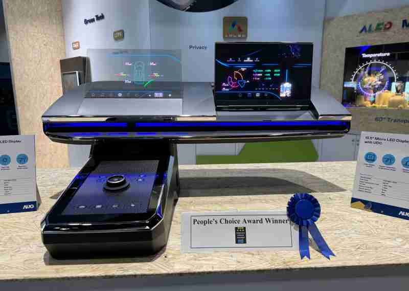 JDB电子车用Micro LED Display HMI解决方案获”最佳车用显示奖”，，以用户为中心开发，，，针对前座驾驶与乘客设计兼具娱乐与安全的高画质屏幕，，，，包含车舱前座的Micro LED透明屏幕及全球首款内建镜头的智慧Micro LED显示器